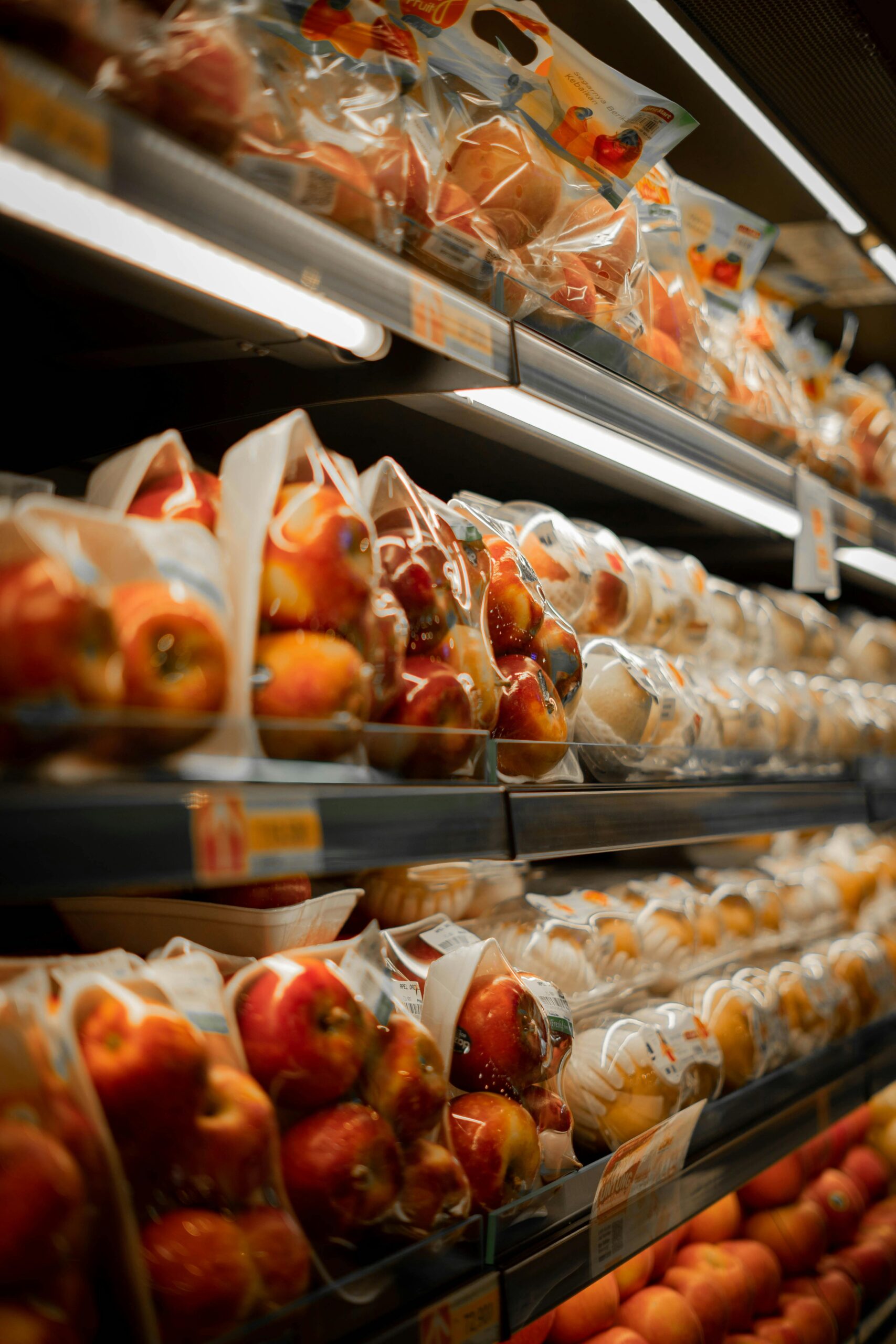 prateleiras de supermercado com diversas frutas embaladas em plásticos